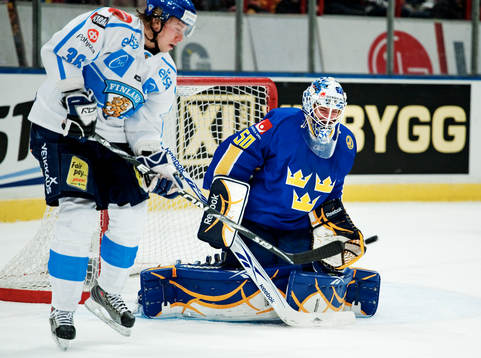 Jussi Jokinen, Finland, oroar framför Jonas Gustavsson,