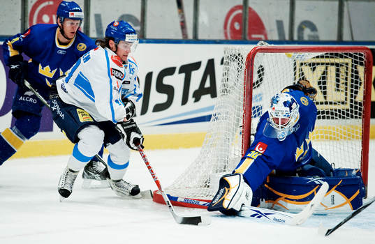 Juhamatti Aaltonen, Finland, tar sig in mot Jonas