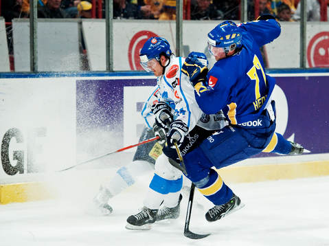 Sami Kapanen, Finland, tacklar Victor Hedman, Sverige