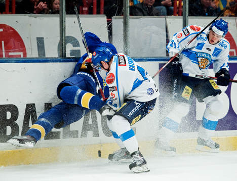 Jimmie Ericsson, Sverige, blir tacklad av Sami Vatanen,