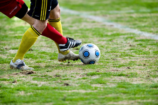 Fot, fötter, boll, fotboll, gräs, usel gräsmatta,