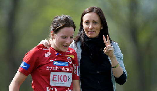 Antonia Göransson grattas av Elisabet Gunnarsdottir,