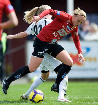 Margret Lara Vidarsdottir tar sig förbi Anna Paulsson