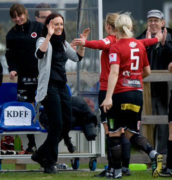 Straff, tränaren Elisabet Gunnarsdottir grattar
