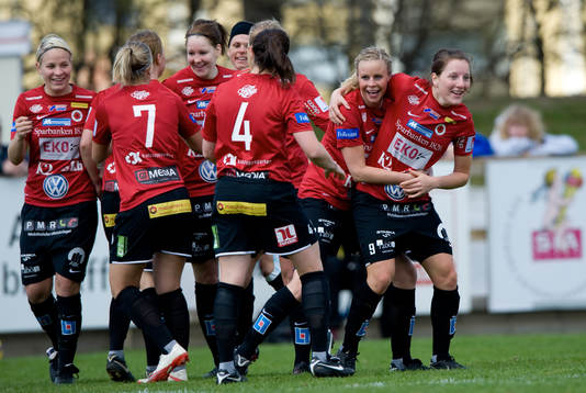 1-0 Antonia Göransson, Kristianstad, som grattas. Jubel,