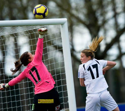Erla Arnardottir, normalt utespelare, vikarierade i mål