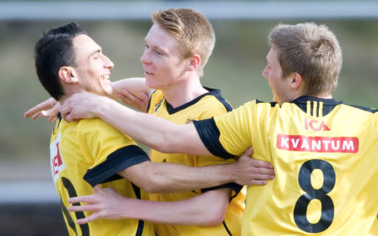 0-1 Joel Svensson, som grattas av Burim Rexhepi, som