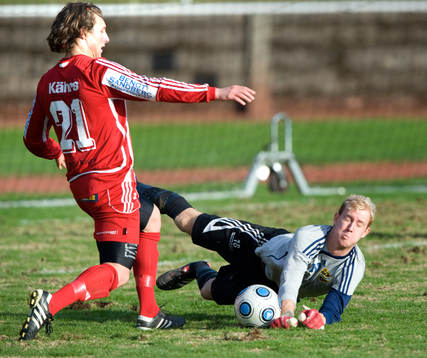 Kalle Olsson, IFK Hässleholm, räddar framför en