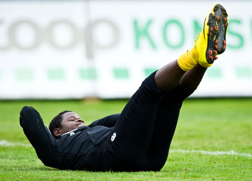 Patrick Osiako, uppvärmning, sit up