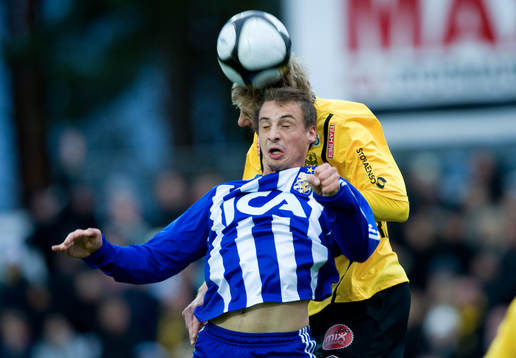 Pär Eriksson, Göteborg, trycks i ryggen av Patrik