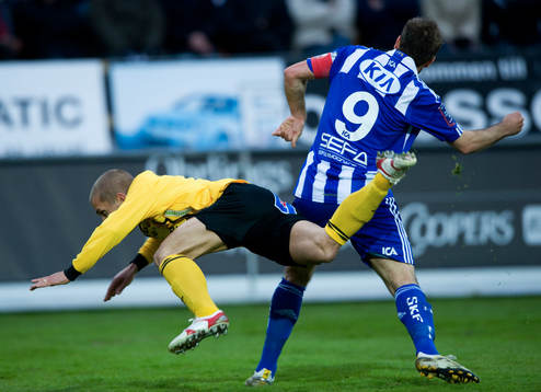 Johan Svensson, Mjällby, stupar på Stefan Selakovic,