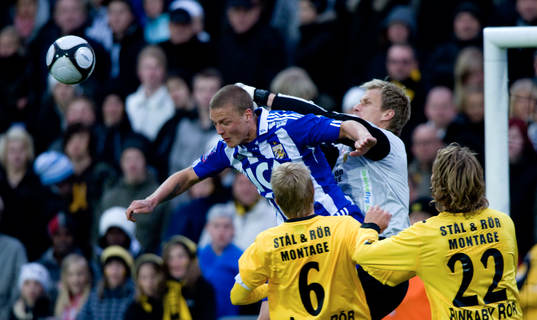 Mattias Asper boxar framför Jakob Johansson