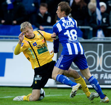 Patrik Rosengren, Mjällby, stoppar Pär Eriksson, Göteborg