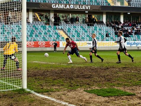Gamla Ullevi, gräsmatta. Alvaro Santos, Örgryte. Dålig