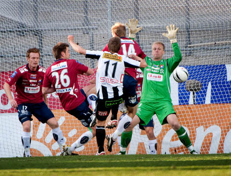 Fredrik Olsson, Landskrona, gör 0-1. Peter Abrahamsson,