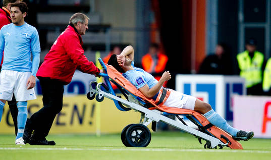 Wilton Aguiar Figueiredo, ut på bår. Skada