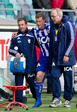 Jakob Johansson, IFK Göteborg, går ut skadad, skada