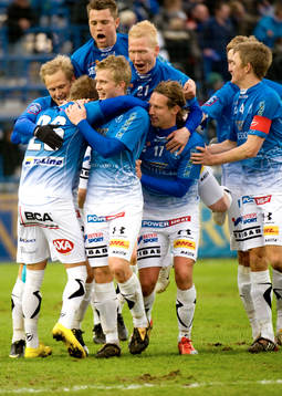 Jonathan Asp, Trelleborg gör 1-0, jubel med lagkamrater