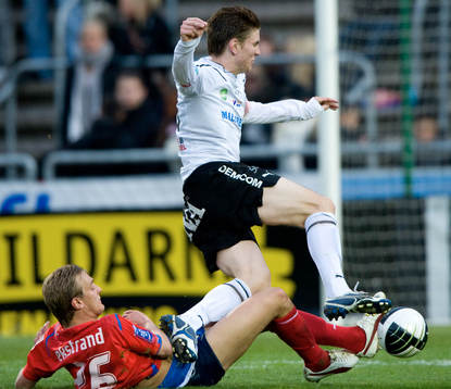 Joel Ekstrand, Helsingborg, sätter stopp för Örebro