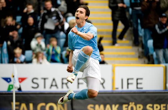 Agon Mehmeti, Malmö, kommer fri och gör 1-0. Jubel