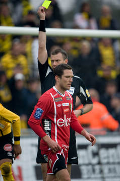 Martin Ericsson, Elfsborg, får gult kort av Daniel