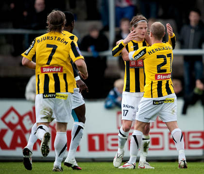 Jonas Henriksson gör 2-1 till Häcken och gratuleras av