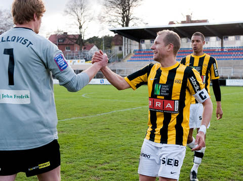 Dagens tvåmålsskytt, Jonas Henriksson, tackar sin