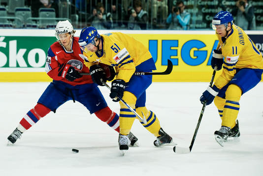 Rickard Wallin, Sverige, har koll på pucken
