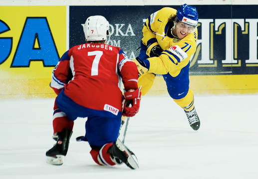 Jonas Andersson, Sverige, skjuter mot mål
