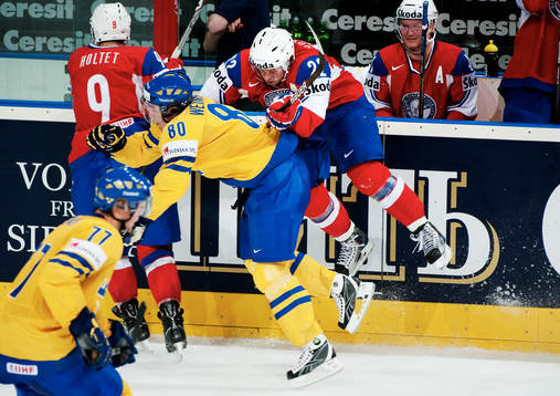 Mattias Weinhandl, Sverige, tacklas av Martin Roymark, Norge