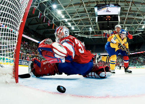 Pal Grotnes, målvakt, Norge, släpper in 2-4-målet av