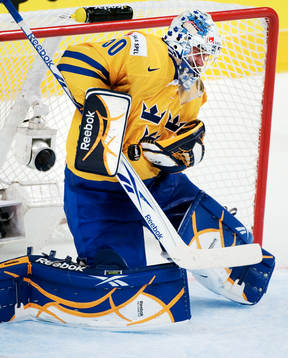 Jonas Gustavsson, målvakt,  gör en räddning