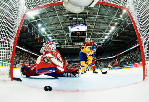 Pal Grotnes, målvakt, Norge, släpper in 2-4-målet av