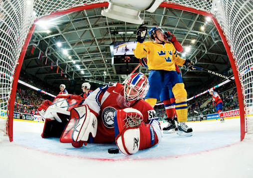 Pal Grotnes, målvakt, Norge, kollar på pucken