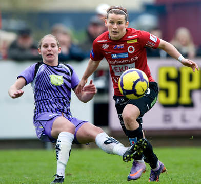 Erla Arnardottir tar bollen för Manon Melis, Malmö