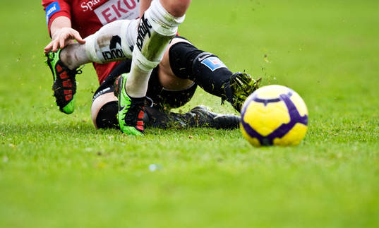Fot, ben, boll, gräs, gräsplan, tackling, glidtackling,