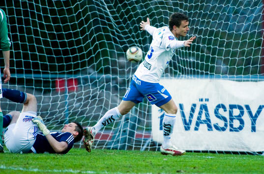 Peter Rosendal, målvakt, Väsby och Sphetim Hasani,