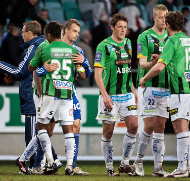 Pär Ericsson, IFK Göteborg, tackar sina gamla lagkamrater