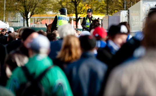 Ridande poliser utanför Gamla Ullevi