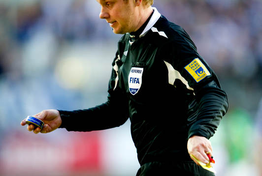 En snusdosa kastades på Kim Christensen, målvakt, IFK