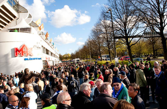 Mycket folk utanför Gamla Ullevi
