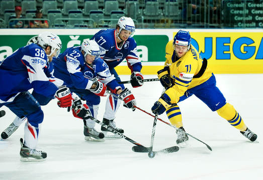 Jonas Andersson, Sverige, försöker att få pucken på mål