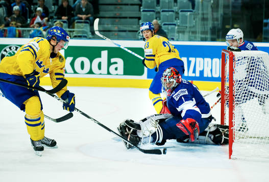 Victor Hedman, Sverige, missar ett friläge mot Eddy Ferhi,