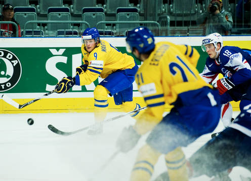 Tony Mårtensson, Sverige, passar in pucken