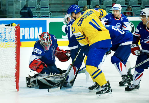 Carl Gunnarsson, Sverige, oroar framför Eddy Ferhi,