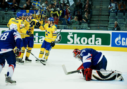 Johan Harju, Sverige, gratuleras till sitt 3-0-mål