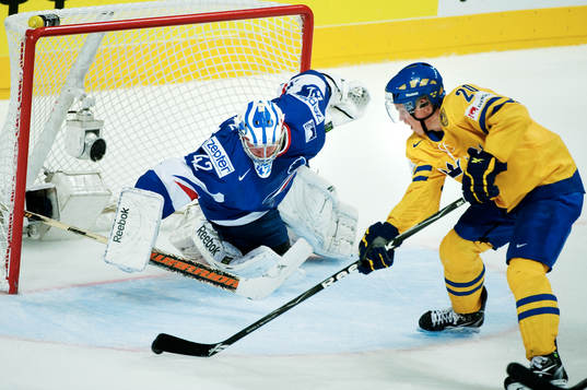 Fabrice Lhenry, målvakt, Frankrike, räddar en chans från