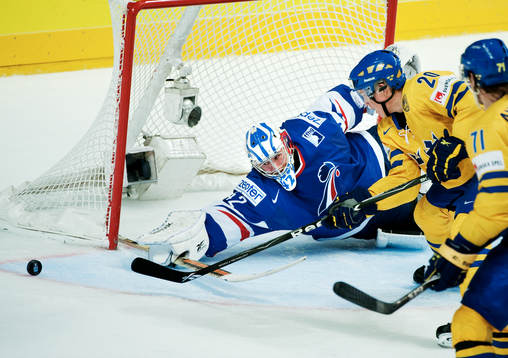 Fabrice Lhenry, målvakt, Frankrike, räddar en chans från