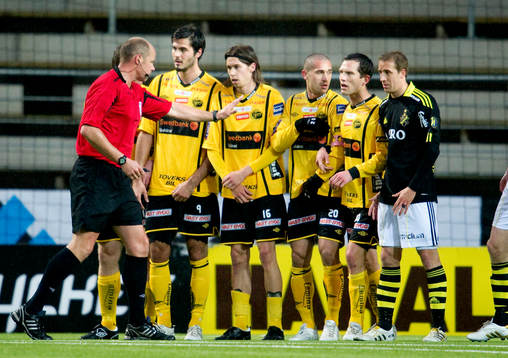 Martin Hansson, domare korrigerar muren, Denni Avdic,