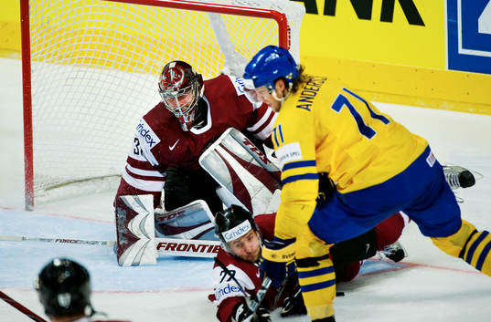 Jonas Andersson, Sverige, oroar Edgars Masalskis, målvakt,